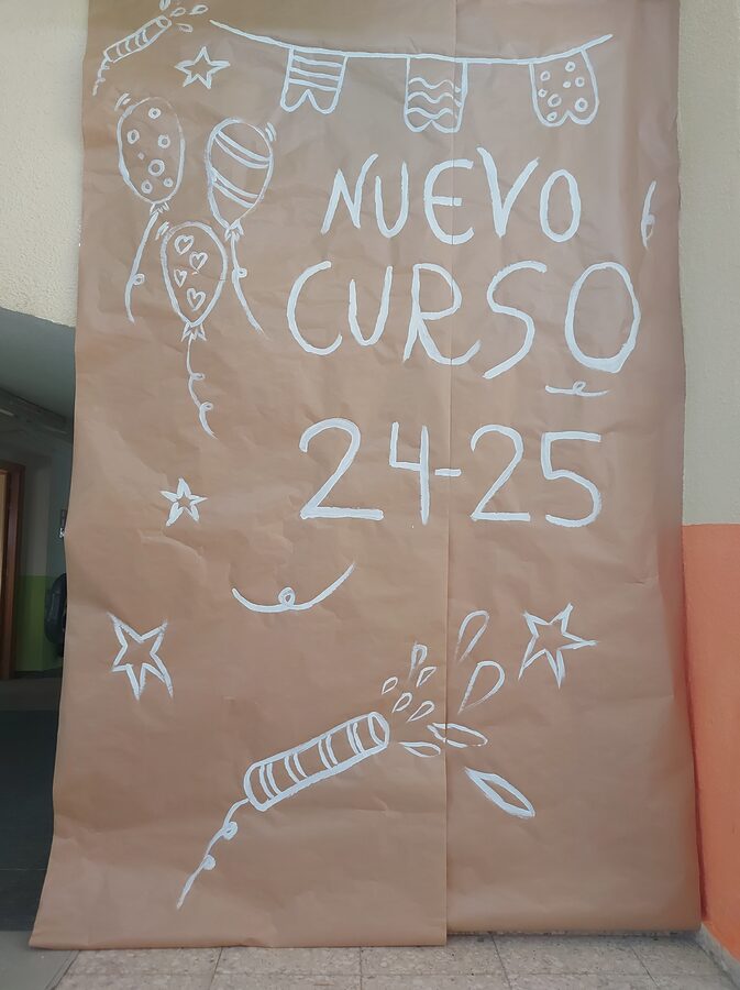 Adecuación de espacios. Hall y patio del colegio